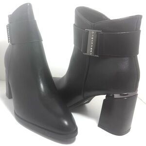 Black,PU, ankle short booth, new in box
Sizes 6-6.5-7-7.6-8-8.5-9-10